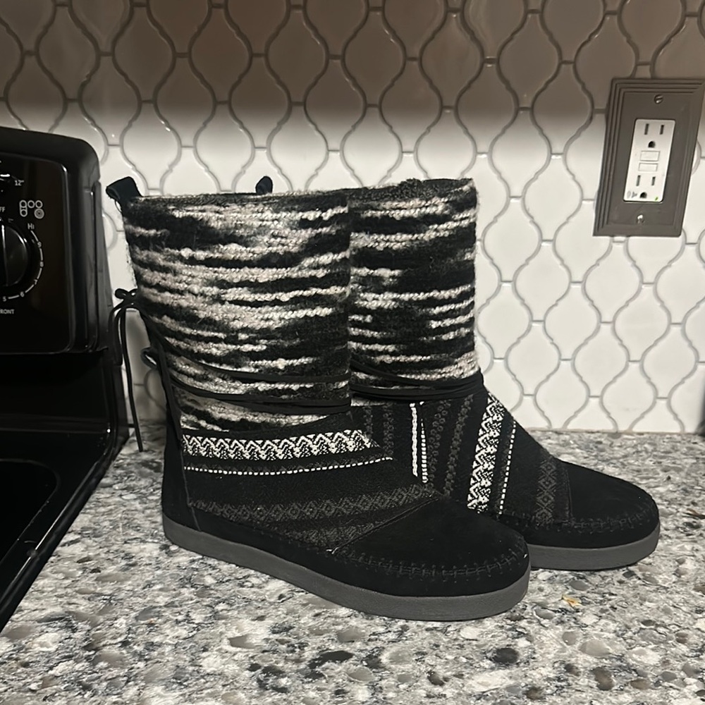 Toms Nepal Black and Gray Patterned Ankle Boots